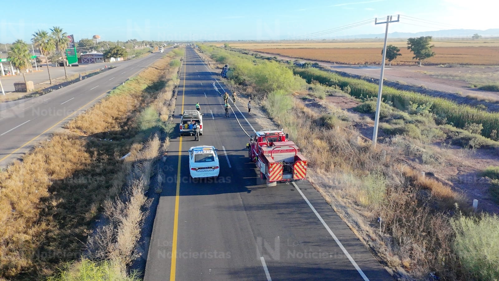 Tráiler con dos cisternas de combustible queda volcado en la México 15