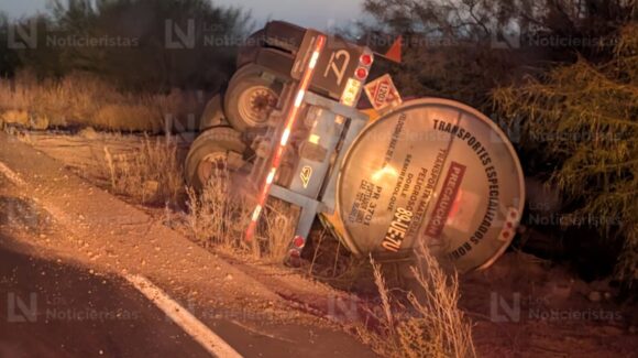 Tráiler con dos cisternas de combustible queda volcado en la México 15 y el ejido Chihuahuita, Ahome, Sinaloa