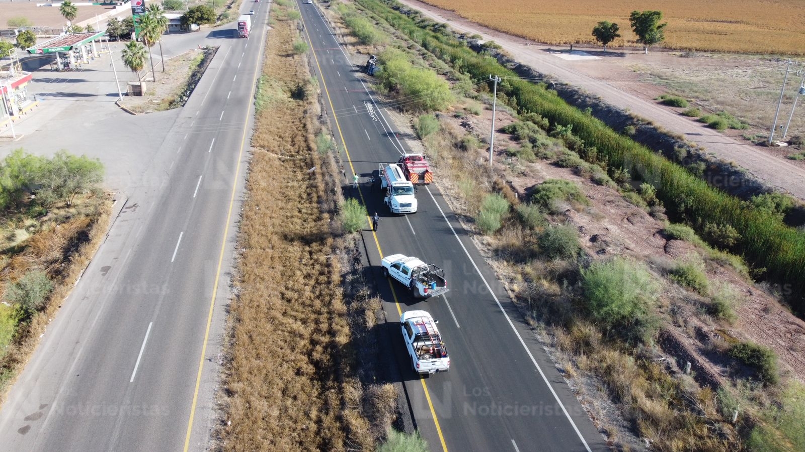 Tráiler con dos cisternas de combustible queda volcado en la México 15
