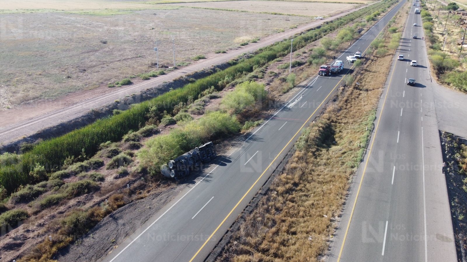 Tráiler con dos cisternas de combustible queda volcado en la México 15