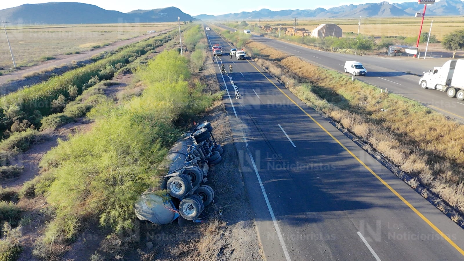 Tráiler con dos cisternas de combustible queda volcado en la México 15