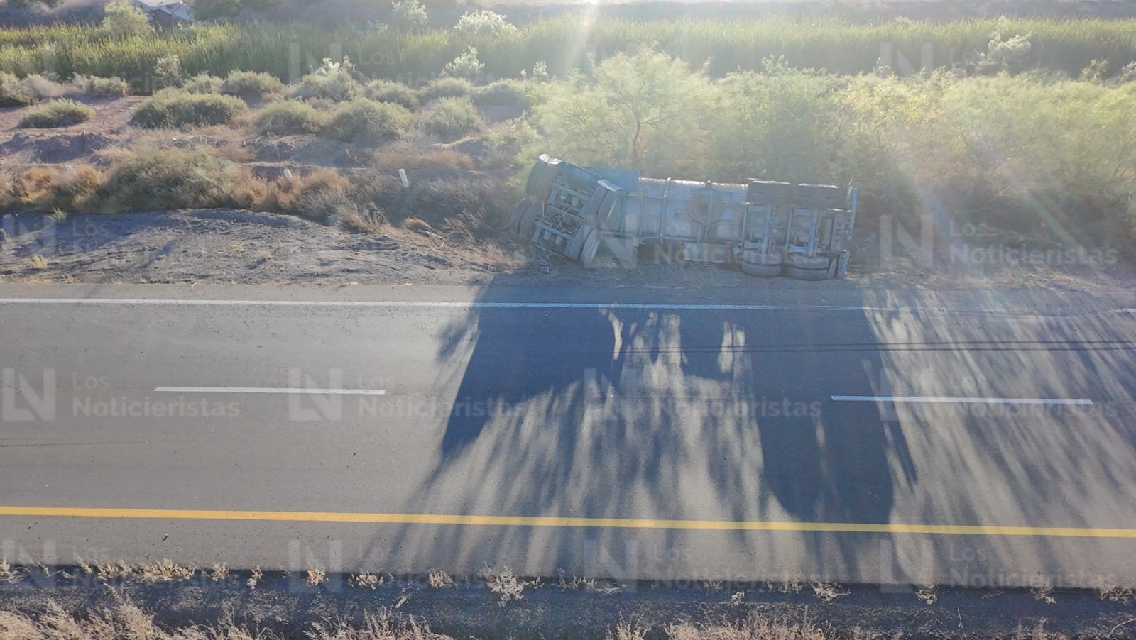 Tráiler con dos cisternas de combustible queda volcado en la México 15
