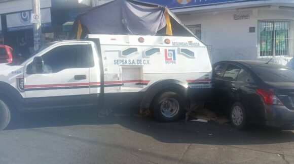 Camión de valores se queda sin frenos y provoca accidente en Mazatlán, Sinaloa