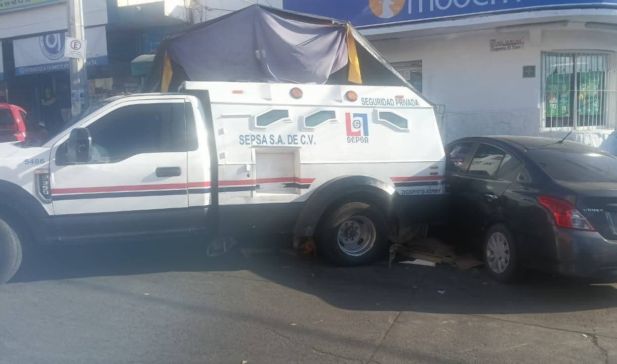 Camión de valores se queda sin frenos y provoca accidente en Mazatlán, Sinaloa
