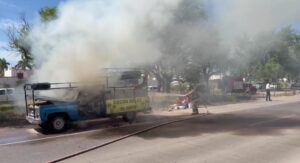Camioneta de cocos se incendia en Los Mochis