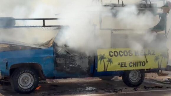 Se incendia camioneta de cocos en la Mochis- Topolobampo, en Sinaloa
