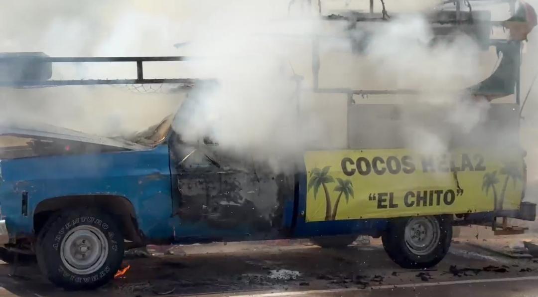 Camioneta de cocos se incendia en Los Mochis