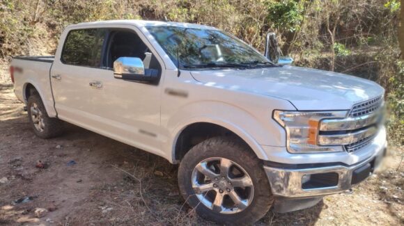 Aseguran fuerzas federales en Concordia, Sinaloa, camioneta con reporte de robo cargada con municiones y explosivos