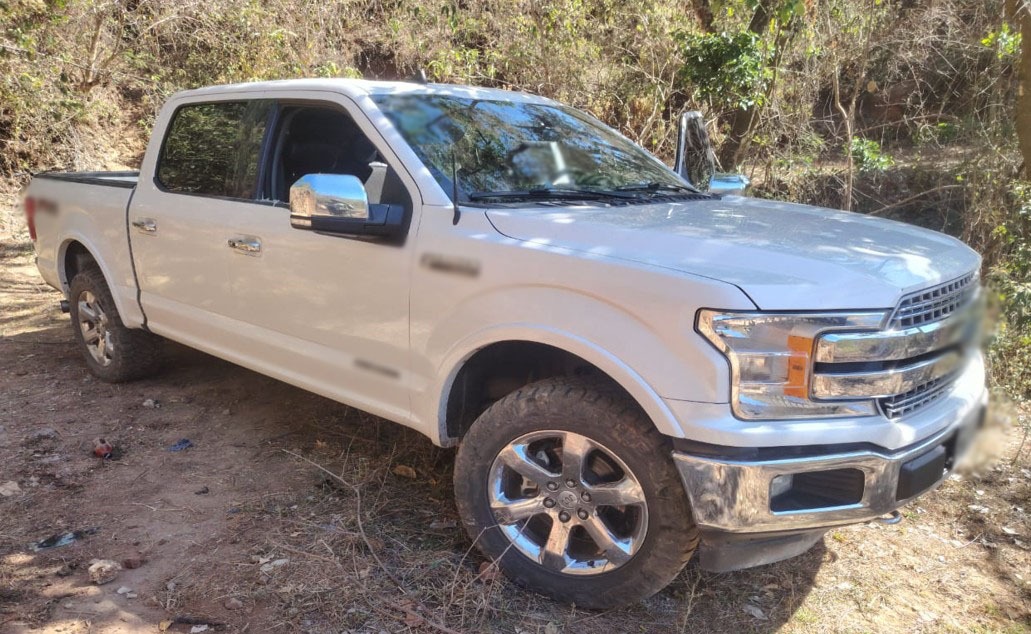 Aseguran en Concordia camioneta con reporte de robo cargada con municiones y explosivos