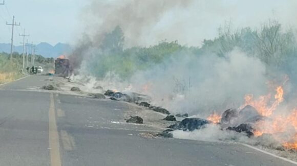 Camioneta cargada de pacas de alfalfa y frijol se incendia en el municipio de Sinaloa