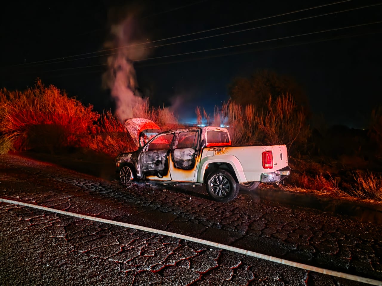 Se incendia camioneta sobre la Mochis- San Blas, en El Fuerte, Sinaloa