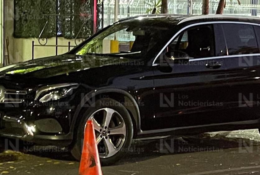 Camioneta Mercedes-Benz baleada en Culiacán, Sin.