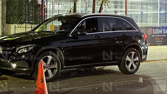 Atacan a balazos al conductor de una Mercedes-Benz por el Malecón Nuevo de Culiacán, Sinaloa