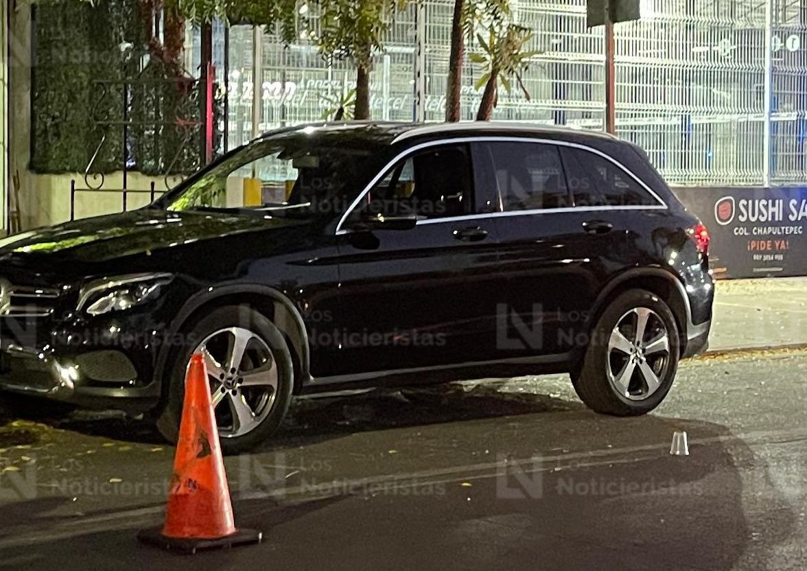 Camioneta Mercedes-Benz baleada en Culiacán, Sin.
