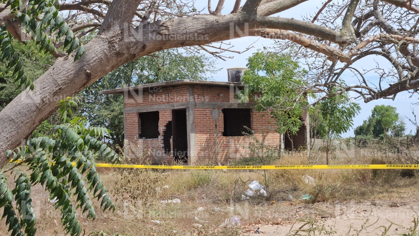 Casa en obra negra utilizada por la delincuencia organizada en Aguaruto, Sin.