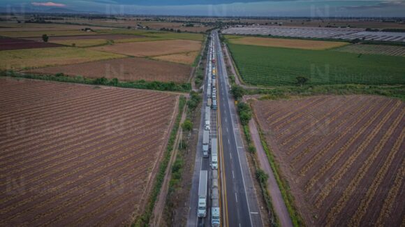 Transportistas decidieron bloquear la caseta El Pisal, en Navolato por 2 horas: Productores