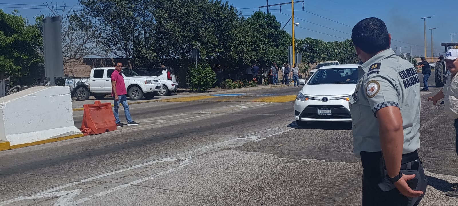 Agente de la Guardia Nacional en la caseta de Cuatro Caminos