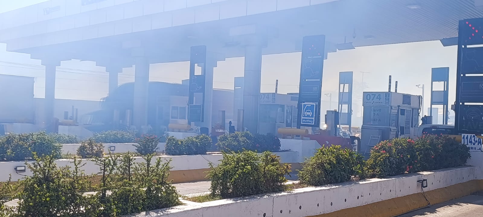 Incendio de maleza llena de humo la caseta de Cuatro Caminos en Guasave