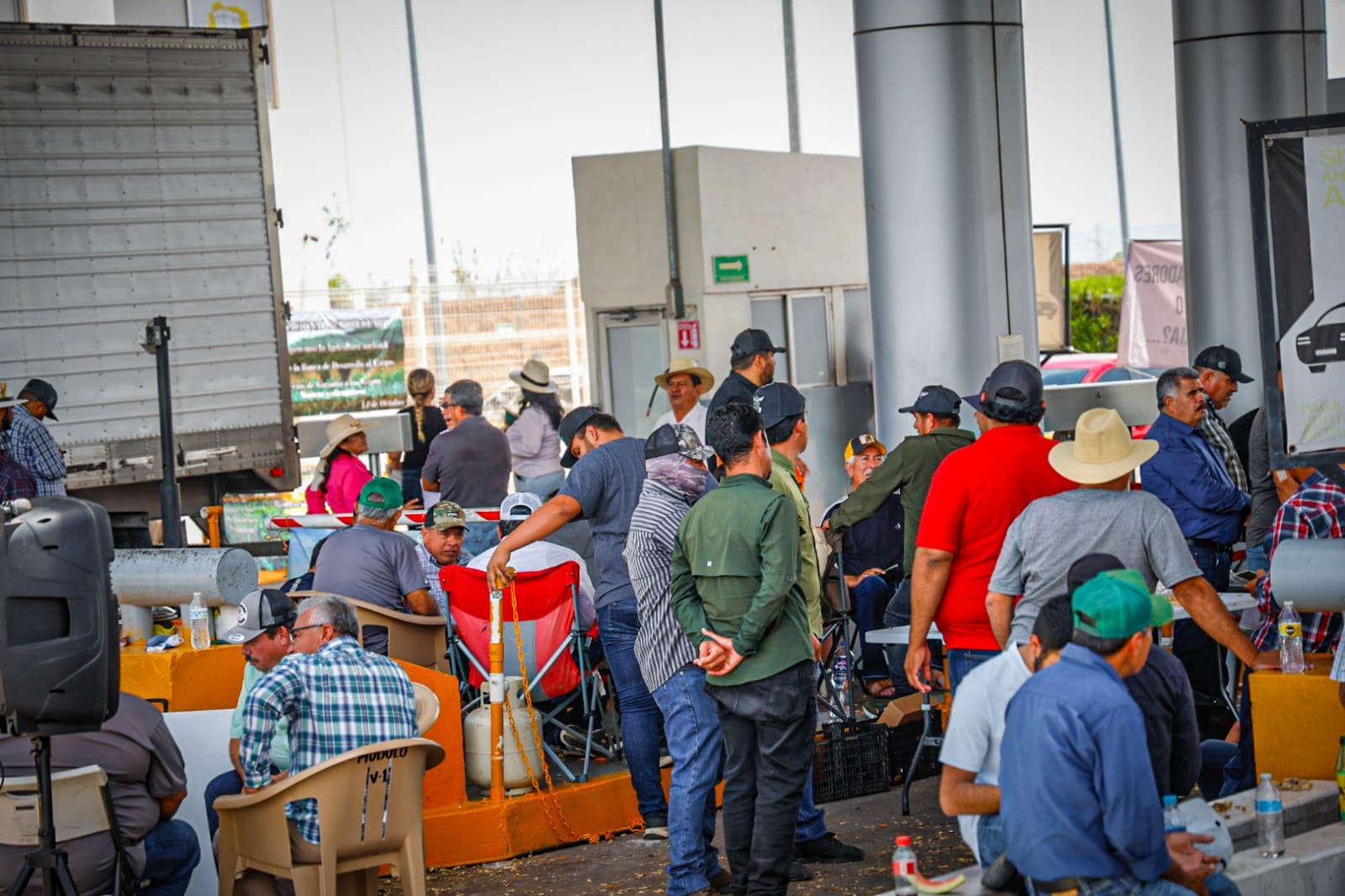 Productores en caseta El Pisal