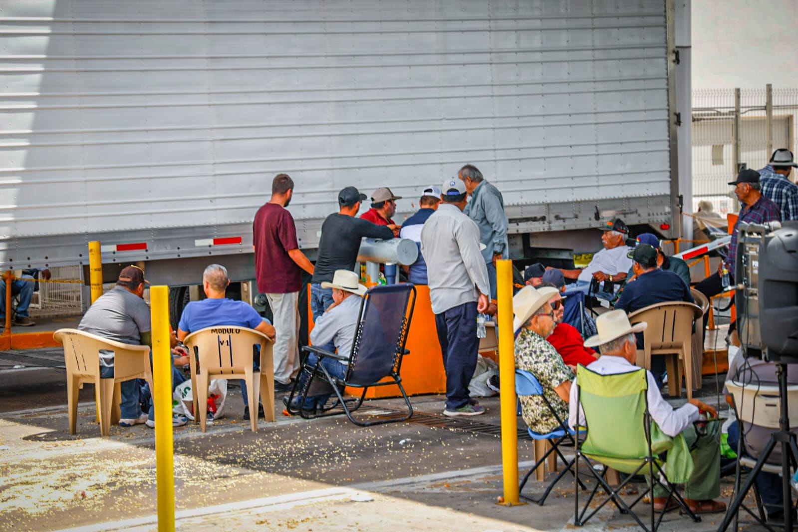 Productores en caseta El Pisal