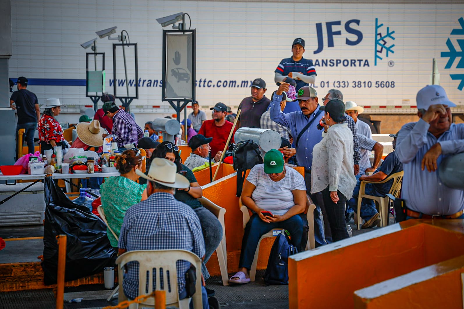 Productores en caseta El Pisal