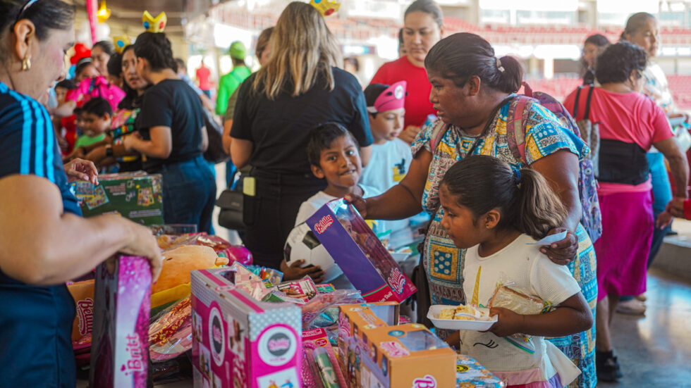 Celebración por el Día del Niño en el Estadio Teodoro Mariscal de Mazatlán