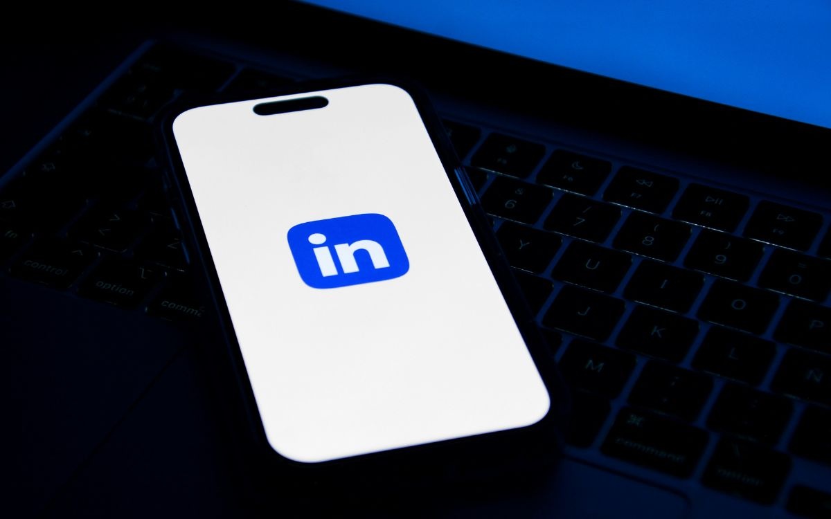 Celular con app de LinkedIn