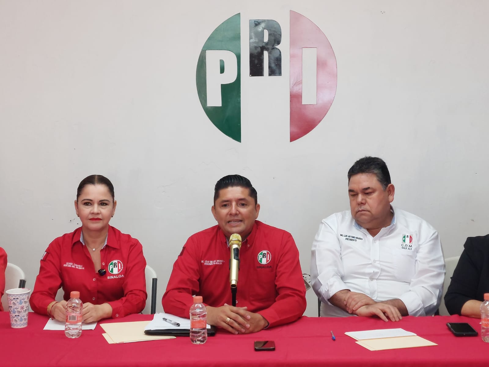 Liliana Angélica Cárdenas Valenzuela y César Emiliano Gerardo Lugo en rueda de prensa