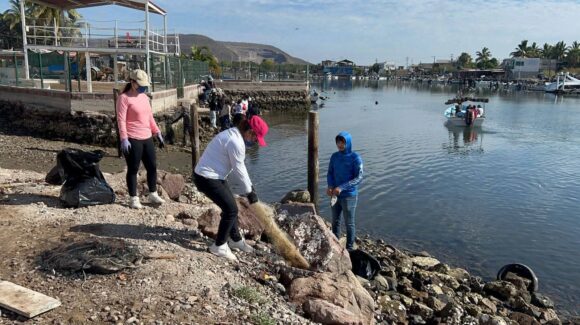 Cientos de estudiantes y maestros del Cetmar limpian el Estero del Caimán en Topolobampo