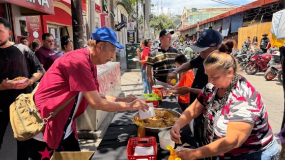 Se arma la ‘cevichada’ en el mercado Pino Suárez de Mazatlán, Sinaloa; locatarios se unen en un gesto de agradecimiento