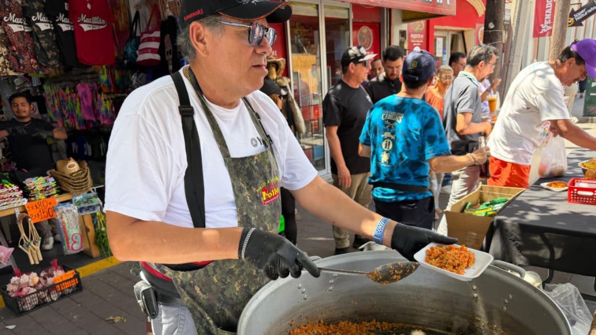 cevichada en el mercado pino suarez de mazatlan sinaloa servir