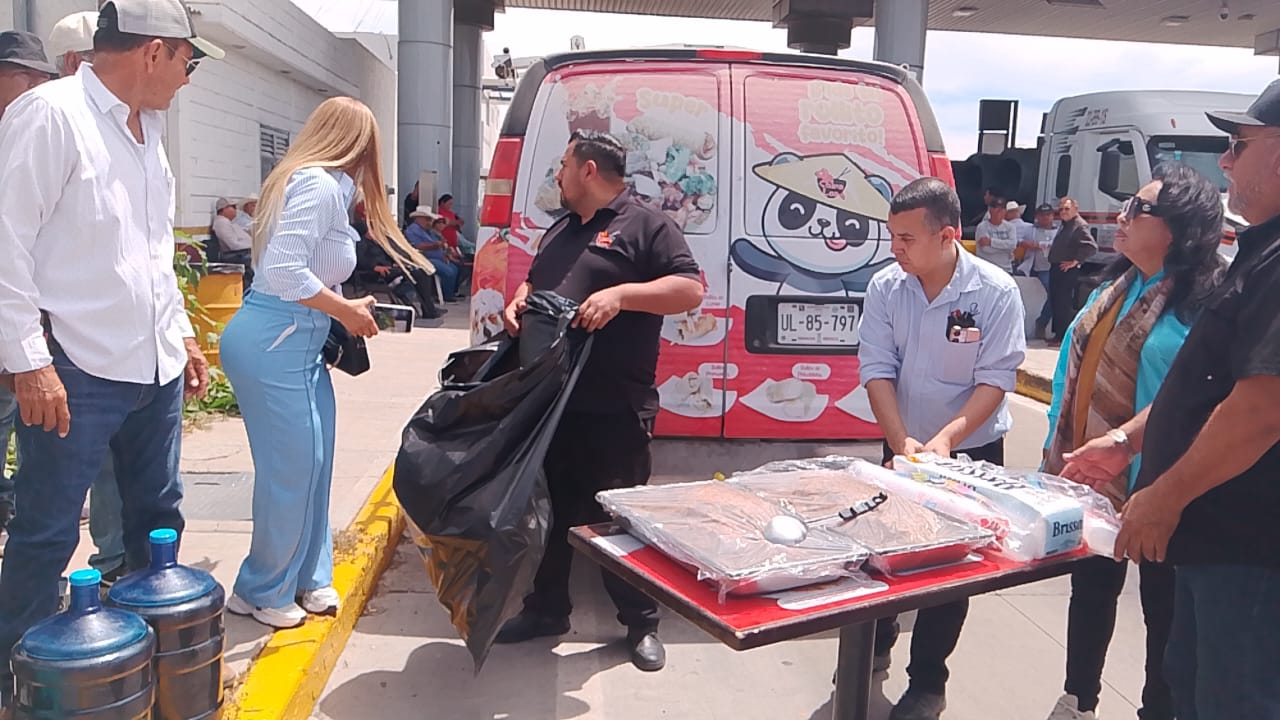 Chinaloa lleva comida a prodcutores manifestantes de Cuatro Caminos