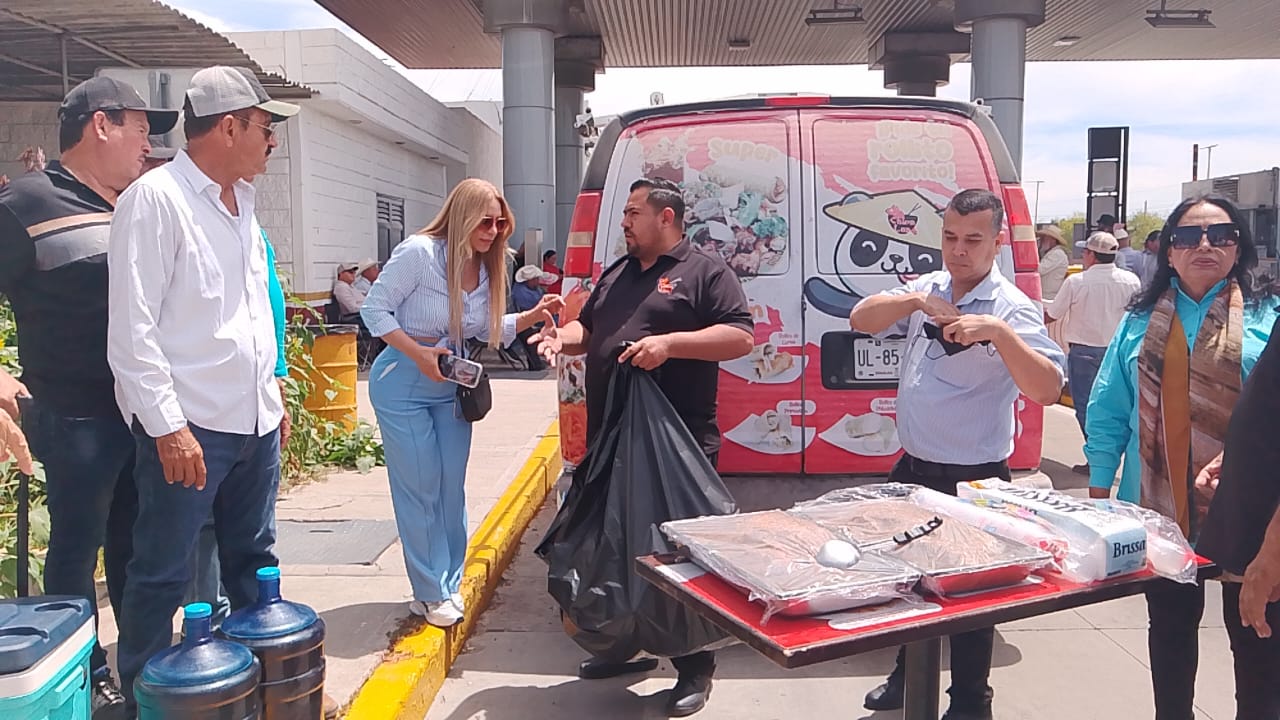 Chinaloa lleva comida a prodcutores manifestantes de Cuatro Caminos