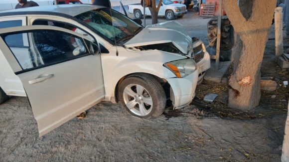 Camioneta se impacta contra un árbol en Ruiz Cortines, Guasave; hay dos lesionados