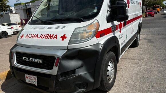 Conductor de vagoneta no respeta los códigos y se impacta contra una ambulancia de Cruz Roja en Los Mochis, Sinaloa