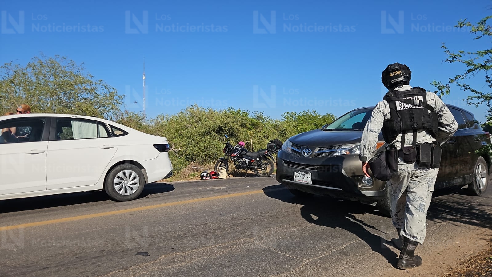 Choque entre auto y moto deja una mujer lesionada en El Salado, Culiacán