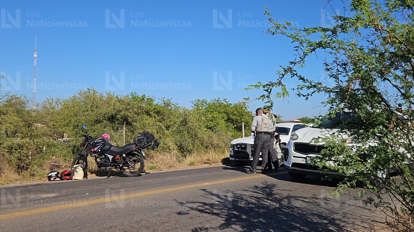Choque entre auto y moto deja una mujer lesionada en El Salado, Culiacán
