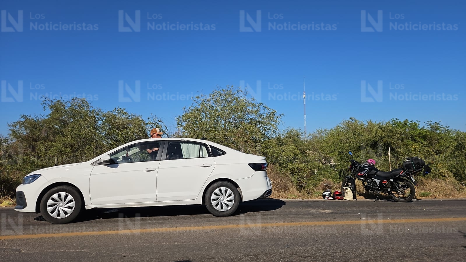Choque entre auto y moto deja una mujer lesionada en El Salado, Culiacán