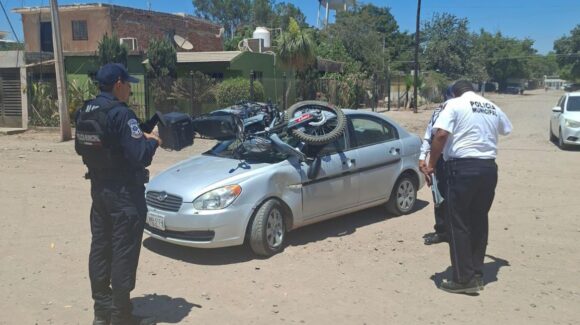 Daños materiales dejó el choque entre una moto y un vehículo en Guasave, Sinaloa