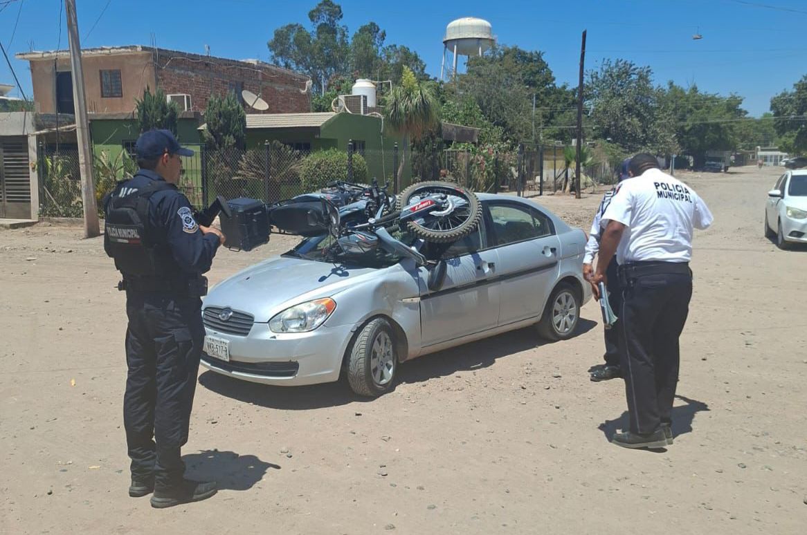 Choque entre moto y auto en Guasave, Sinaloa