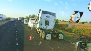 choque entre tractocamiones en la maxipista culiacan mazatlan sin