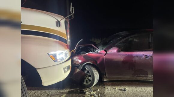 Choque frontal entre camión y automóvil en Ruiz Cortines, Guasave, Sinaloa deja daños materiales
