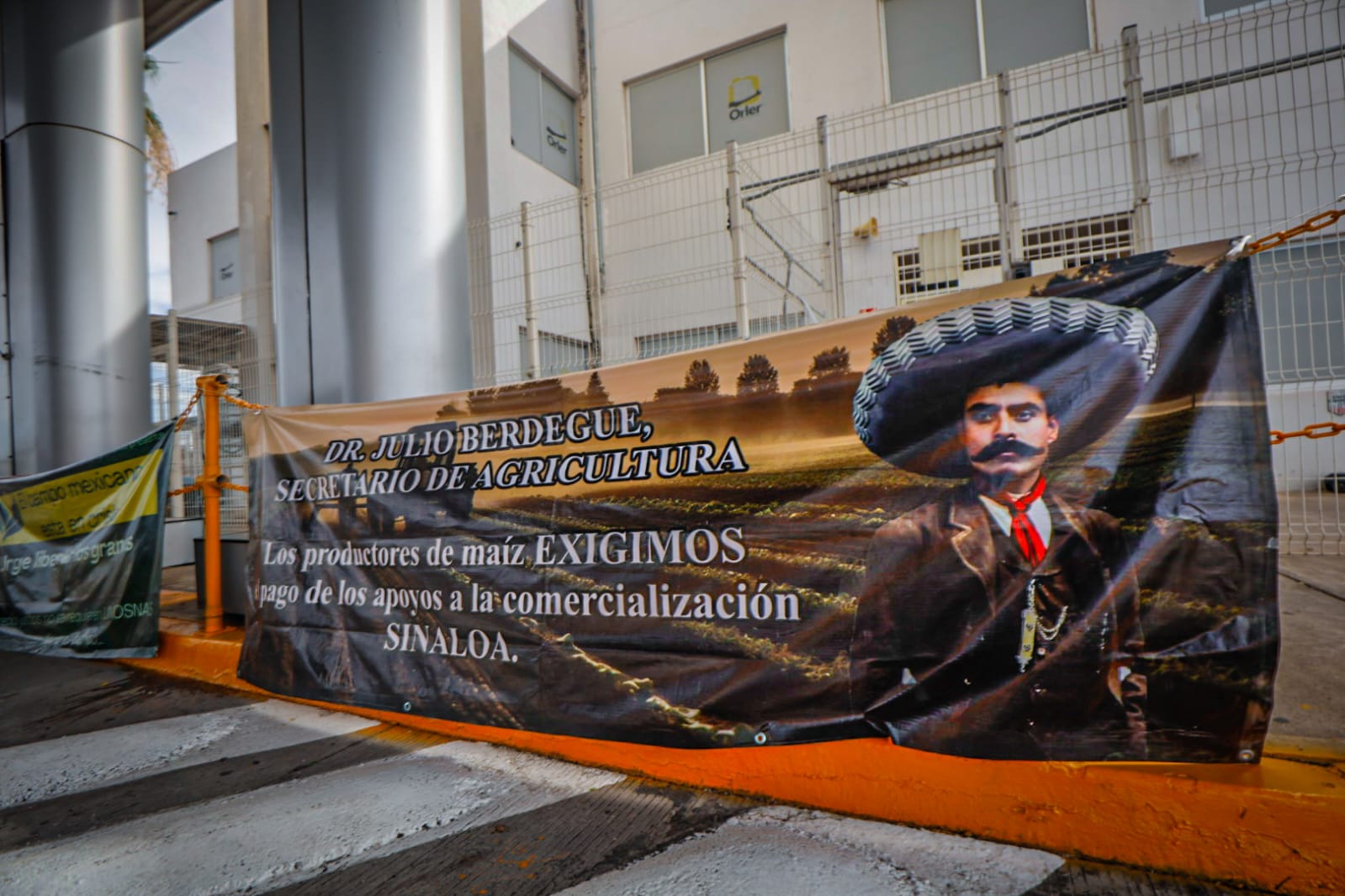 productores mantienen tomadas y semibloqueadas algunas casetas en sinaloa