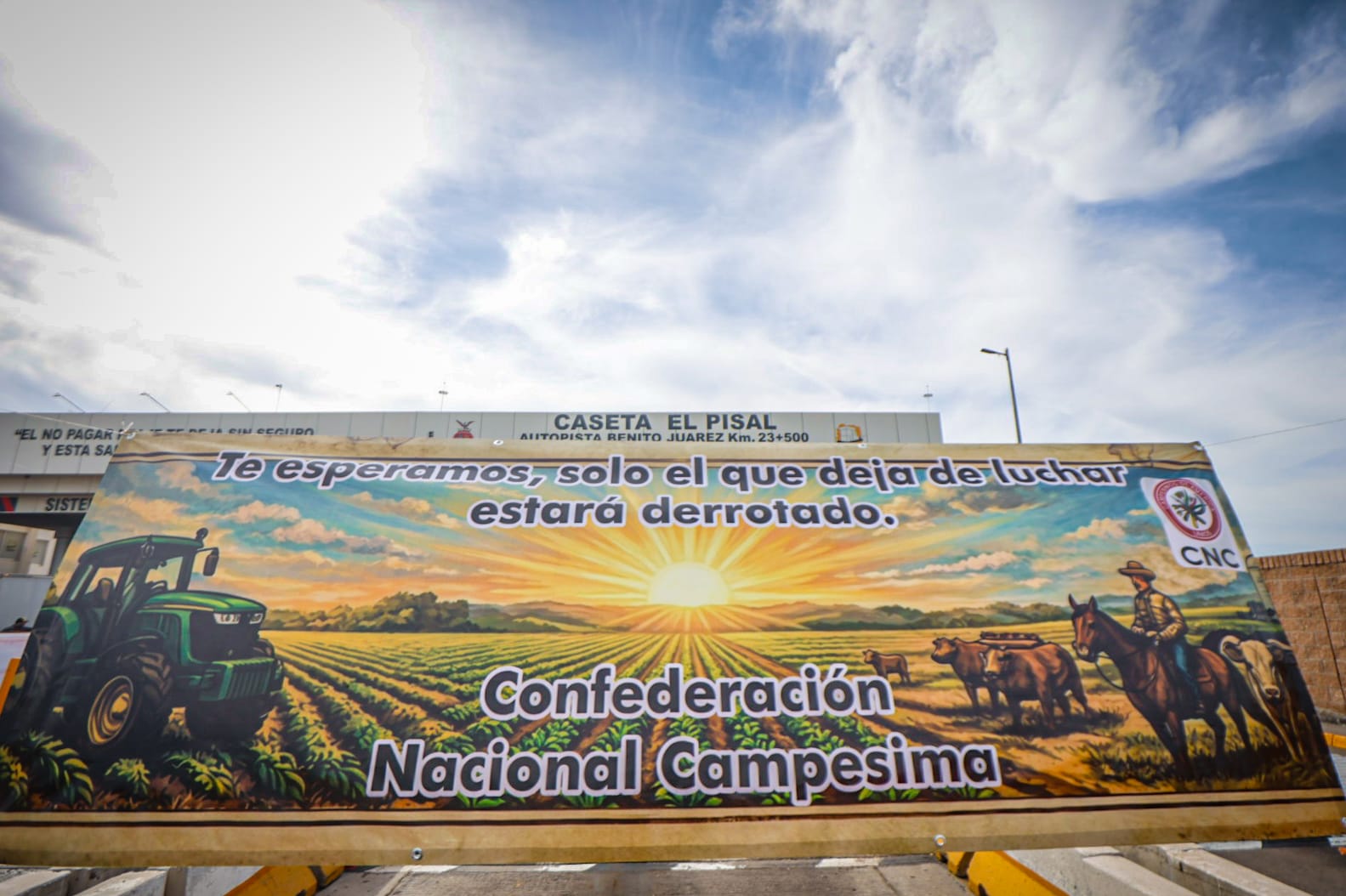 productores mantienen tomadas y semibloqueadas algunas casetas en sinaloa