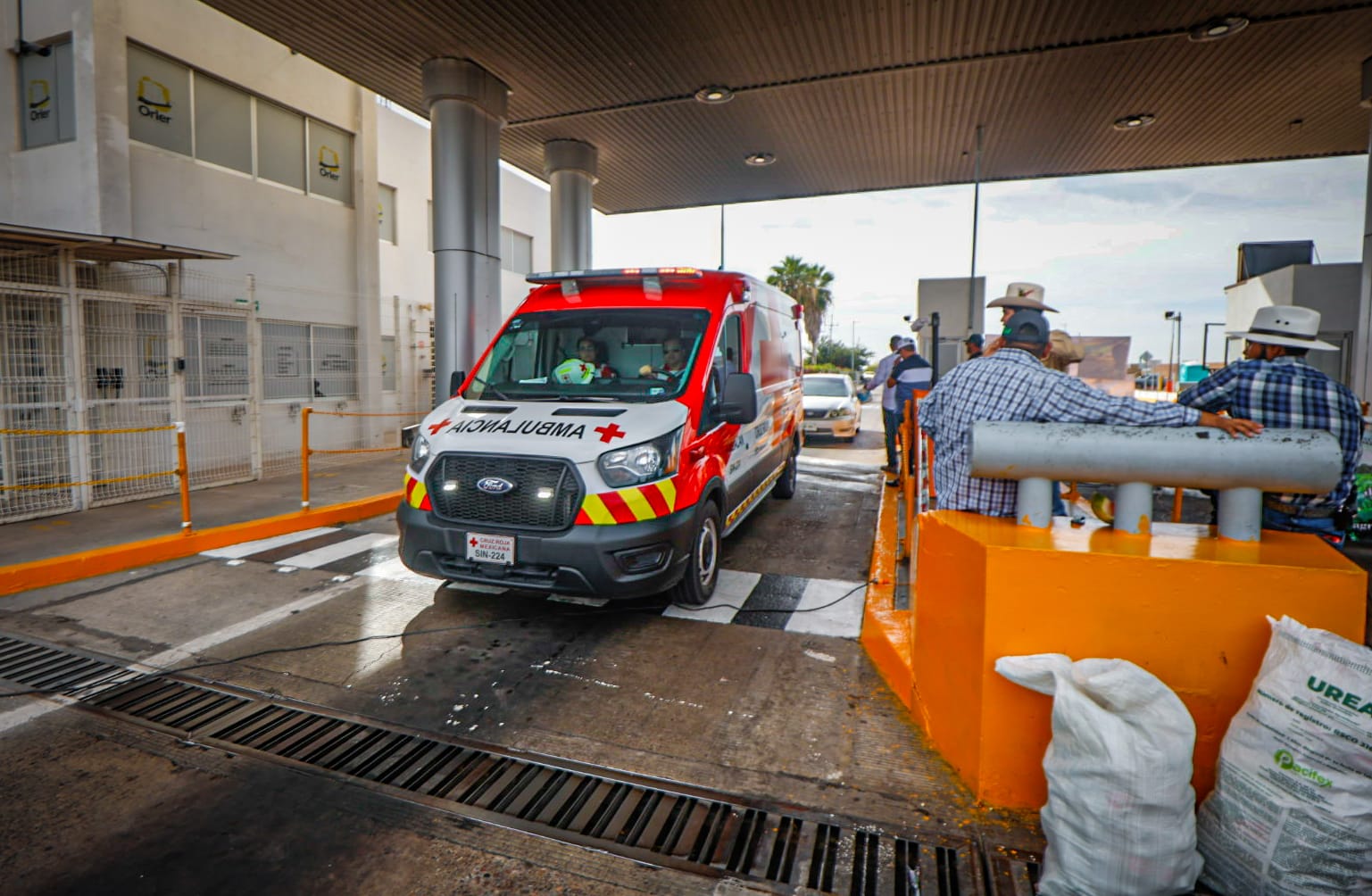 productores mantienen tomadas y semibloqueadas algunas casetas en sinaloa