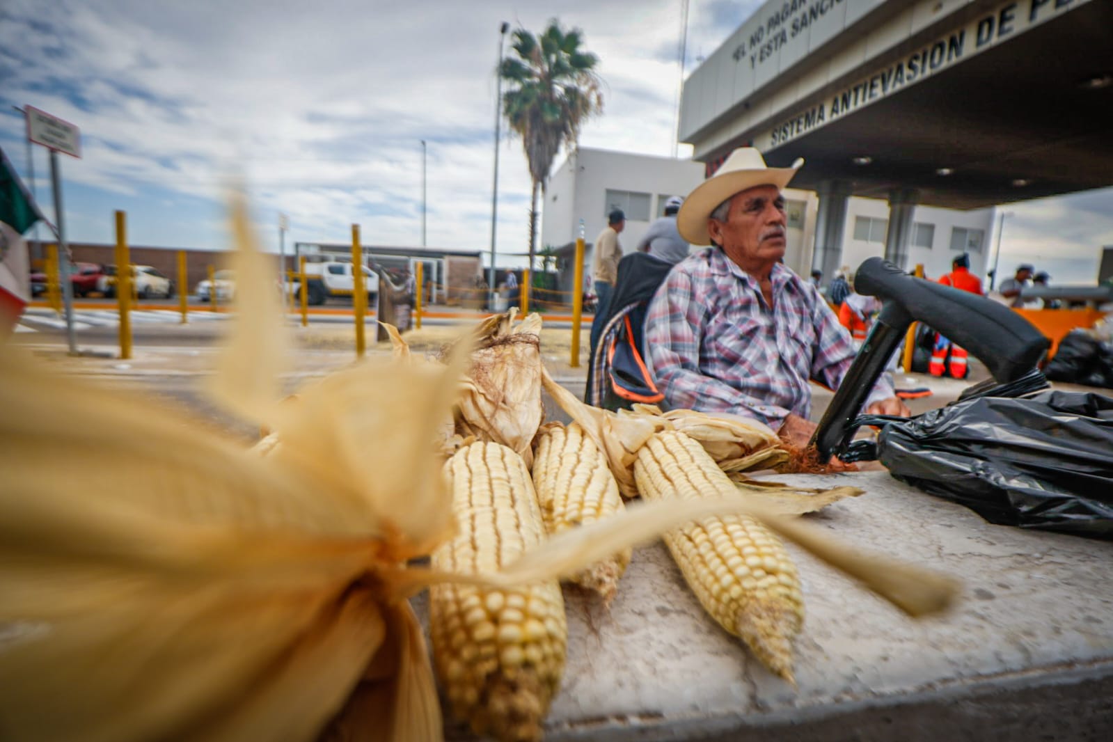 productores mantienen tomadas y semibloqueadas algunas casetas en sinaloa