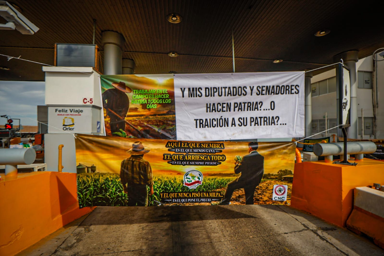 productores mantienen tomadas y semibloqueadas algunas casetas en sinaloa