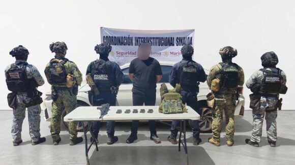 ¡Intentó meterse a una casa para darse a la fuga! Detienen a un civil con un arma de fuego en Culiacán, Sinaloa
