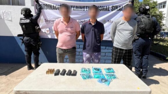 En un estacionamiento de súper en Culiacán, detienen a 3 sujetos con cargadores abastecidos, dosis de cristal y 2 vehículos