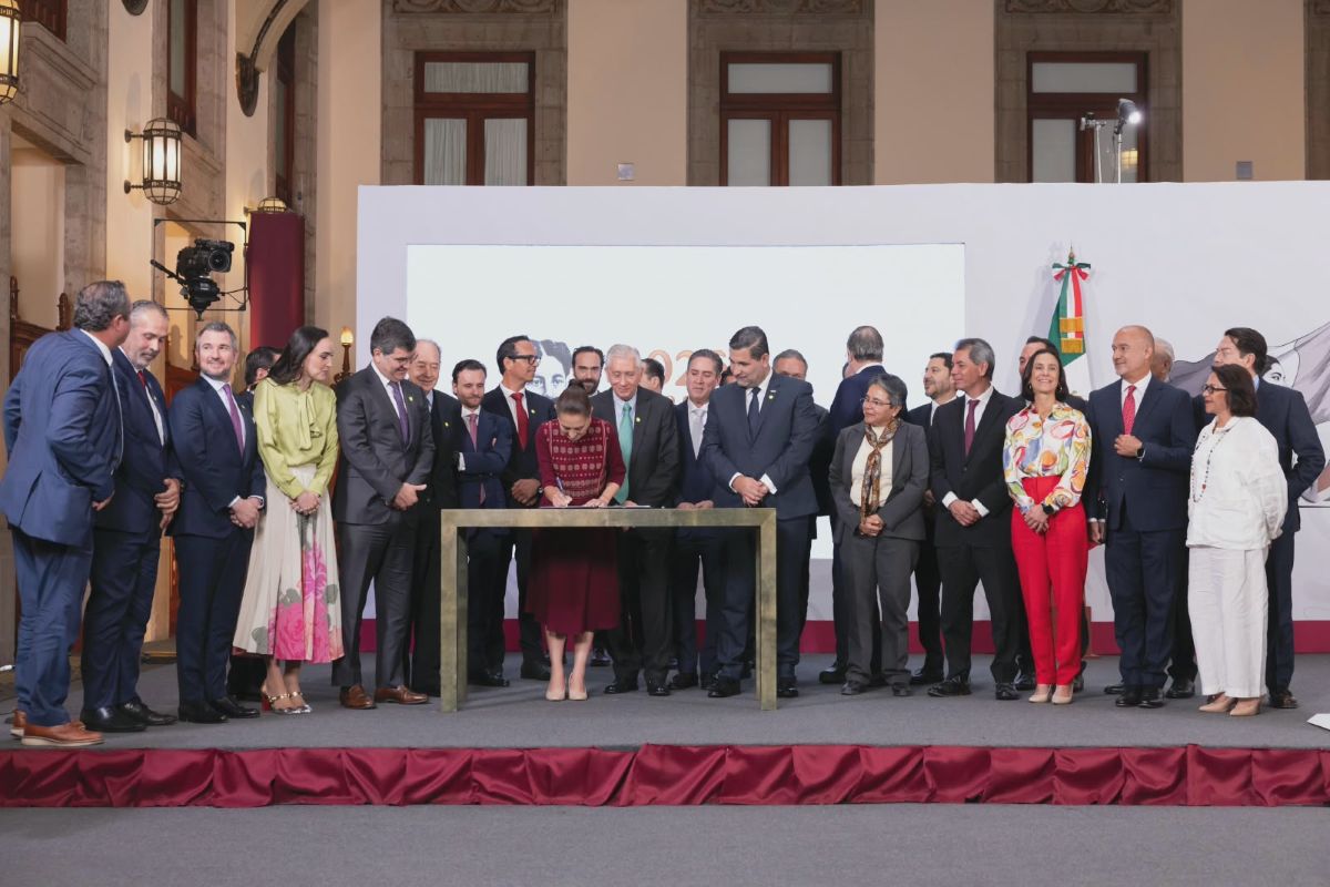 Claudia Sheinbaum en firma de acuerdo con empresarios